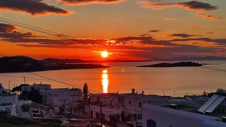 Espectacular puesta de sol sobre el mar con vistas panorámicas desde Fabrica Sunset Apartments