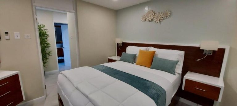 Habitación doble con cama matrimonial y decoración moderna en Almond Grove at Sand Castle