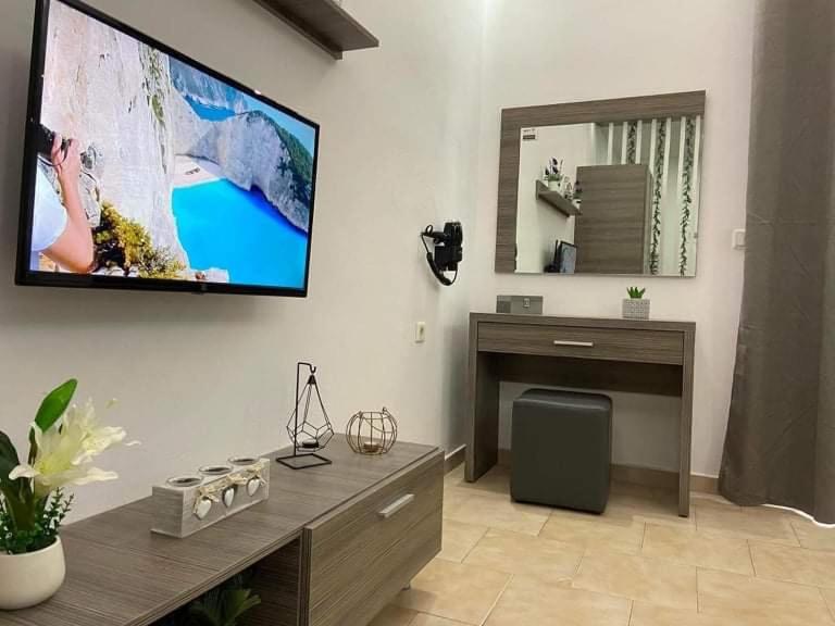 Habitación moderna de Daphne Studios con TV en pared, tocador con espejo y decoración minimalista