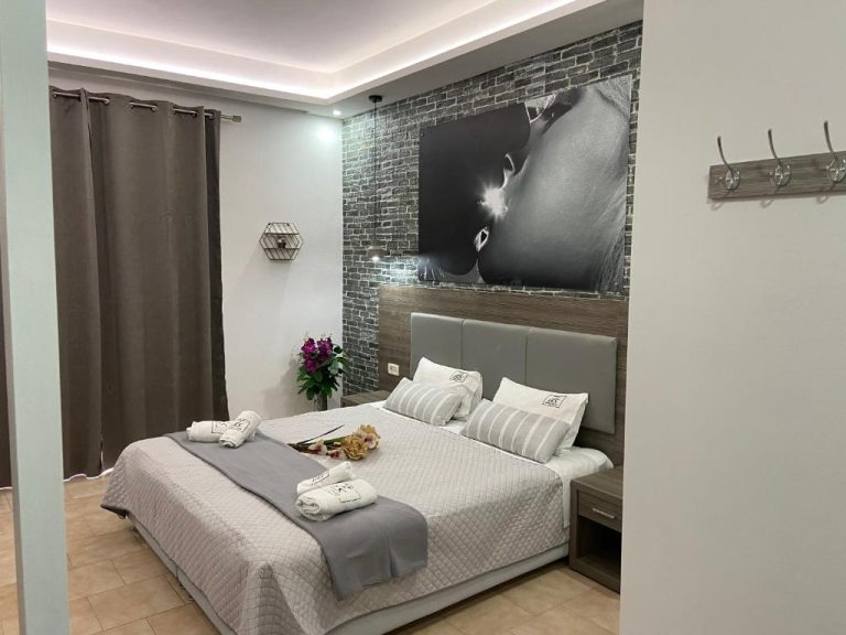 Habitación doble de lujo con cama king size y decoración moderna en Daphne Studios