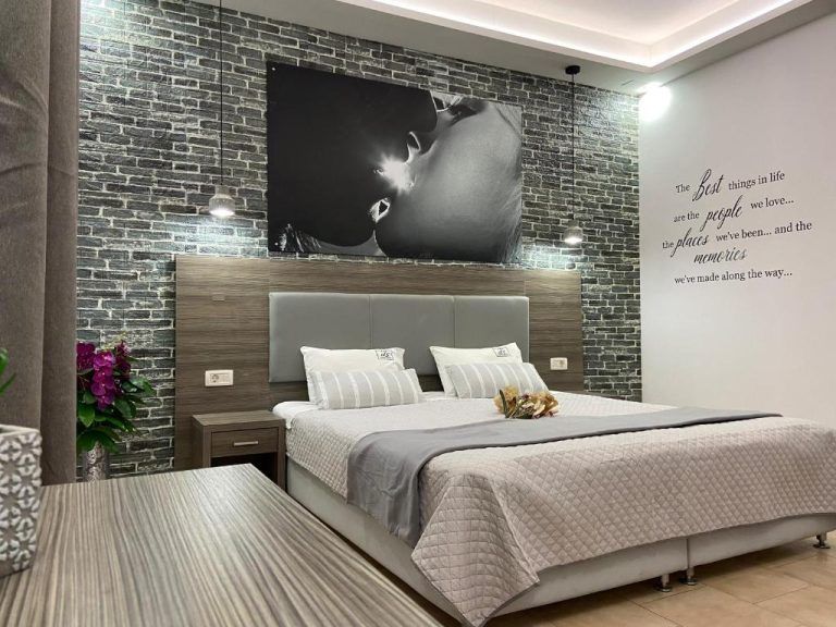Habitación doble con decoración moderna y pared de ladrillo en Daphne Studios