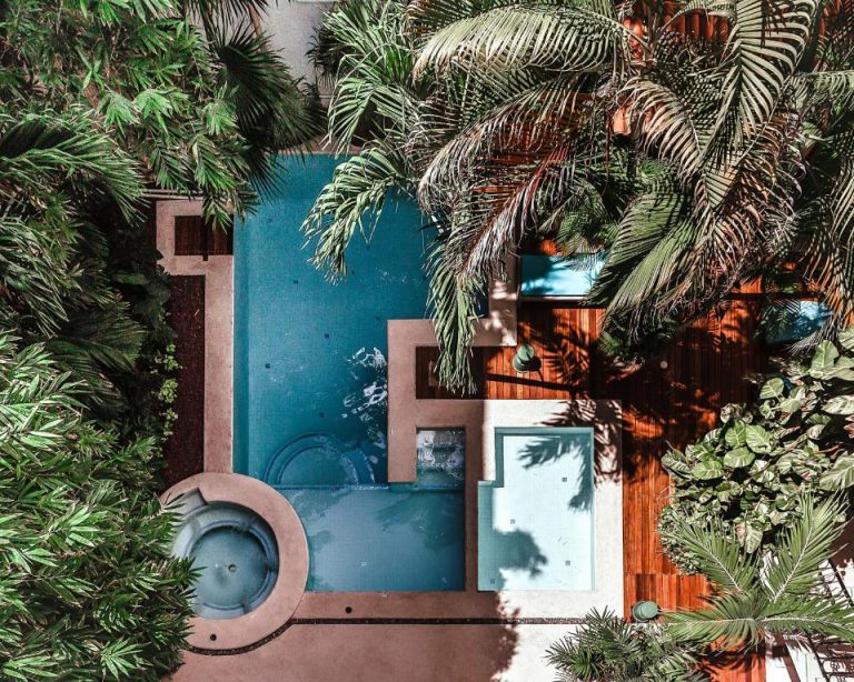 Vista aérea de la piscina exterior con jacuzzi y jardín tropical del Fabiola Condo Hotel