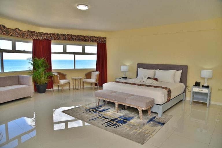 Suite de lujo con cama doble y vistas al mar en Hotel Grand A View con suelo de mármol