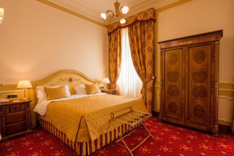 Habitación clásica doble con mobiliario antiguo y decoración elegante en el Grand Hotel Wagner