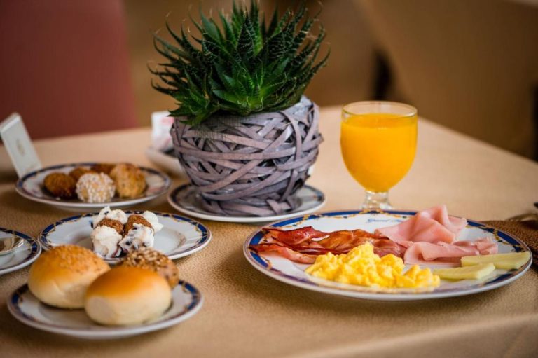 Desayuno completo con huevos, bacon, jamón, bollería y zumo de naranja en el Grand Hotel Wagner