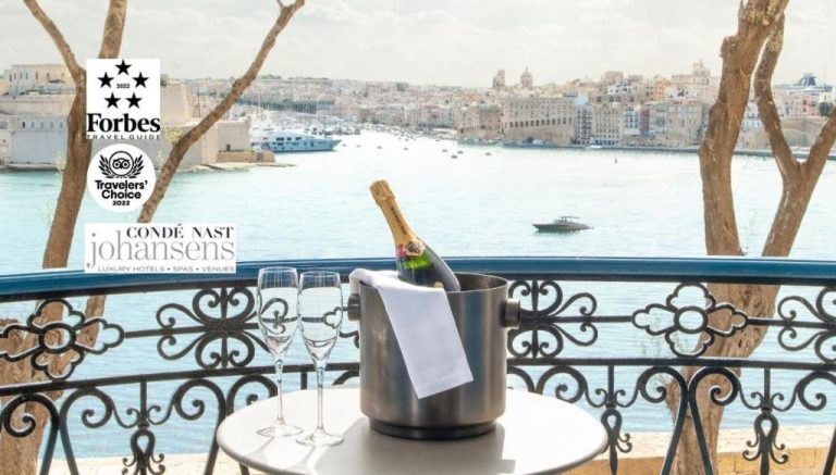 Terraza con champagne y vistas al puerto de La Valeta en el hotel de lujo Iniala Valletta Malta