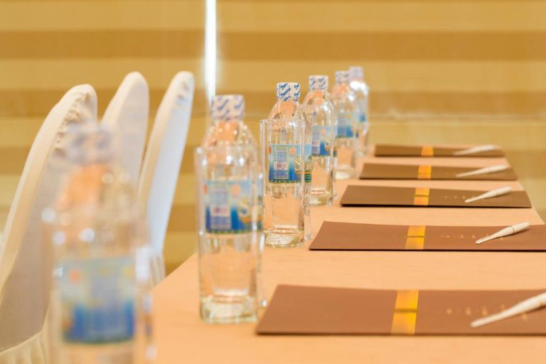 Mesa de conferencias con botellas de agua y cuadernos en sala de reuniones del Galina Hotel & Spa