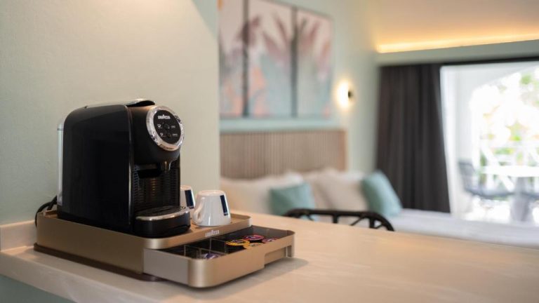 Cafetera Lavazza con cápsulas en la habitación del Blue Bay Lodges, detalle de amenidades
