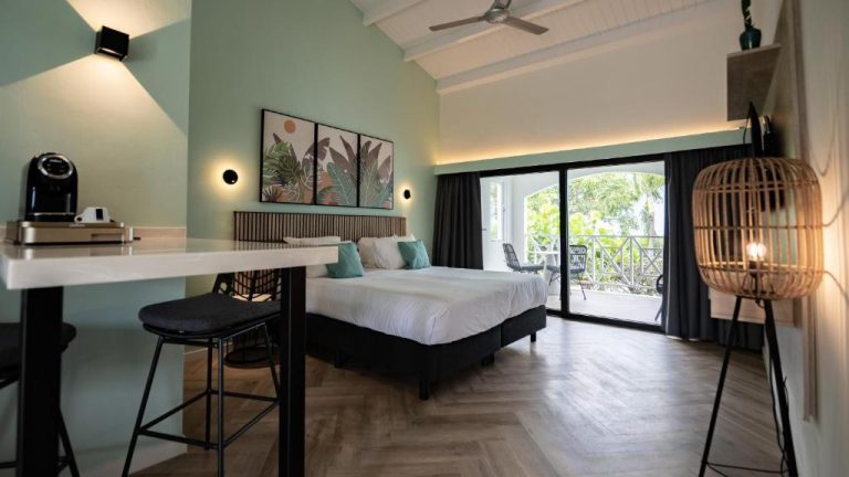 Habitación superior con cama doble, terraza y vistas tropicales en Blue Bay Lodges Curazao