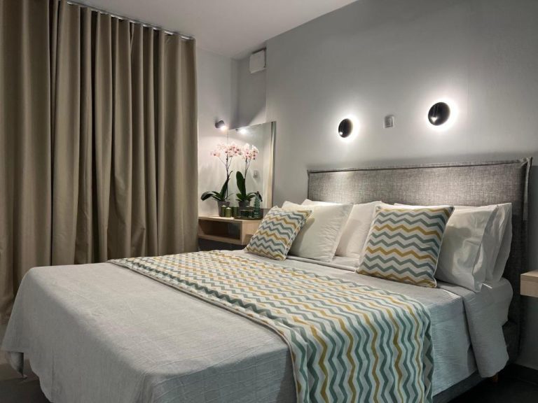 Habitación doble con cama matrimonial y decoración moderna en Kimiro Hotel Tsilivi, Zakynthos