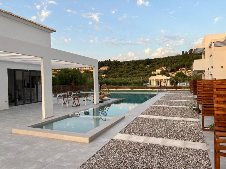 Piscina exterior con jacuzzi y terraza del Kimiro Hotel Tsilivi en Zakynthos, Grecia
