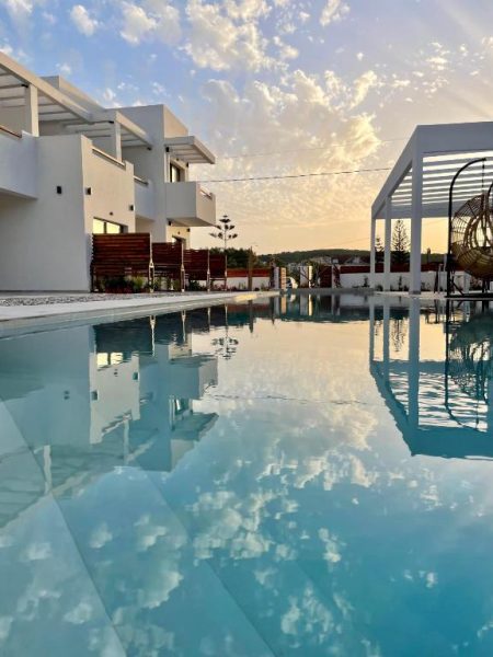 Piscina exterior con reflejo del atardecer en el Kimiro Hotel Tsilivi, Zakynthos