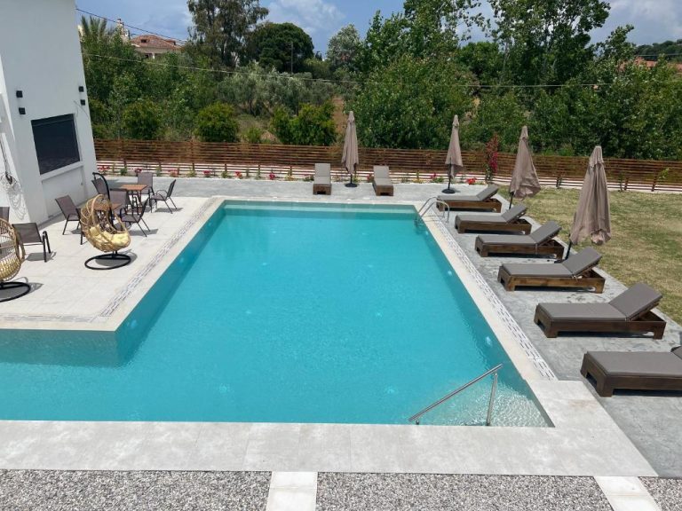 Piscina exterior con tumbonas y sombrillas del Kimiro Hotel Tsilivi en Zakynthos, Grecia