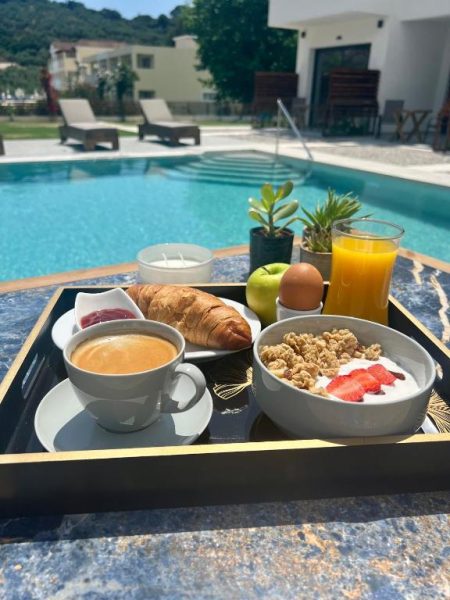 Desayuno con croissant, café y zumo de naranja junto a la piscina del Kimiro Hotel Tsilivi