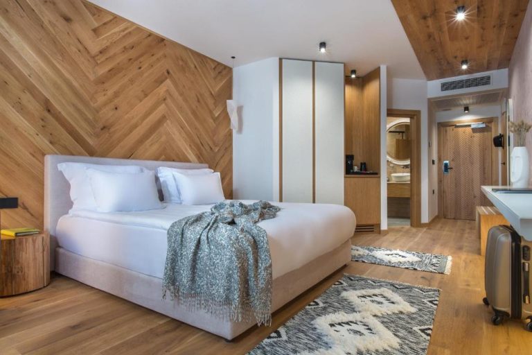 Habitación doble con pared de madera en espiga y suelo de parquet del Wine & SPA Hotel Chukara