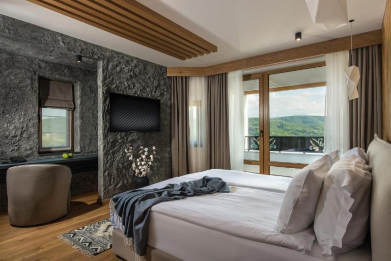 Habitación de lujo con cama doble y vistas al bosque en Wine & SPA Hotel Chukara
