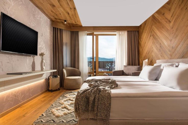 Habitación de lujo con pared de madera chevron y vistas a la montaña en Wine & SPA Hotel Chukara