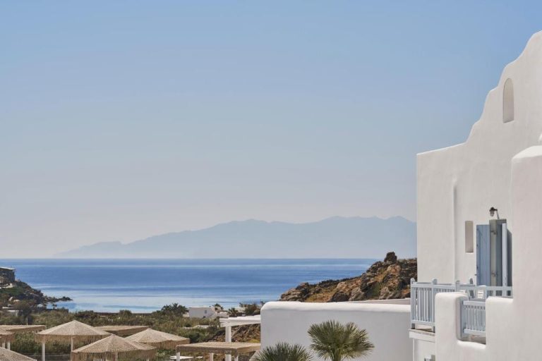 Vistas al mar Egeo desde el Paradise View Hotel en Mykonos con arquitectura cicládica blanca