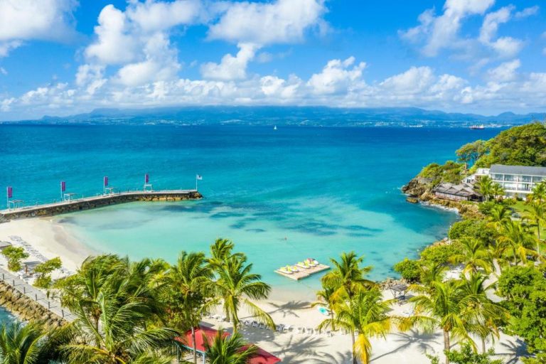 Vista aérea de la playa y bahía turquesa del La Creole Beach Hotel & Spa en Guadalupe