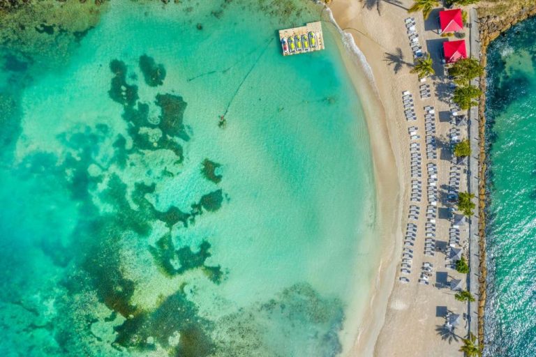 Vista aérea de la playa privada con arrecife de coral turquesa del La Creole Beach Hotel & Spa