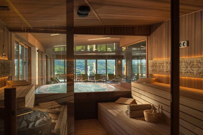Sauna de madera con jacuzzi y vistas panorámicas a la montaña en Wine & SPA Hotel Chukara