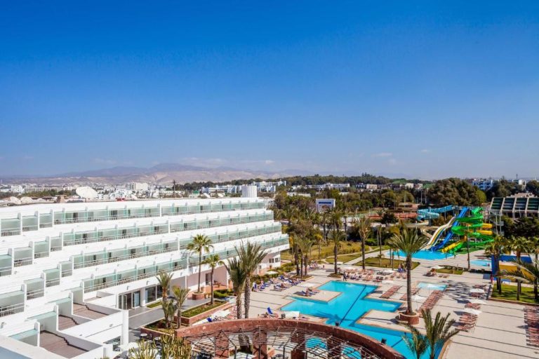 Vista aérea de la piscina exterior y toboganes acuáticos del Amadil Ocean Club en Agadir