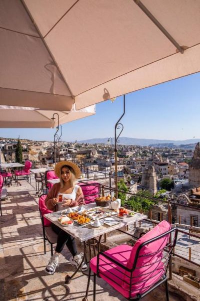 Terraza restaurante con vistas panorámicas a Göreme en Charming Cave Hotel, Capadocia