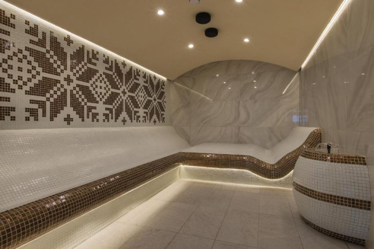 Hammam turco de lujo con mosaicos decorativos y bancos de mármol en Wine & SPA Hotel Chukara