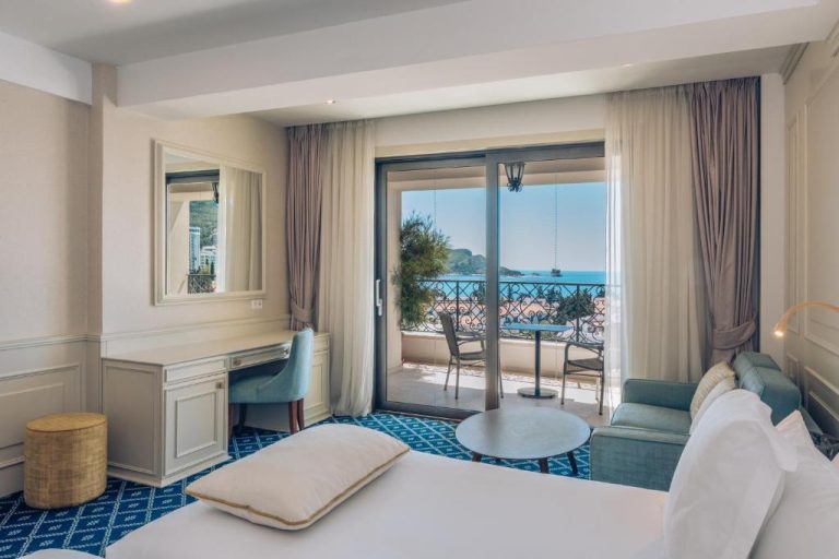 Habitación elegante con balcón y vistas al mar en el Iberostar Waves Slavija