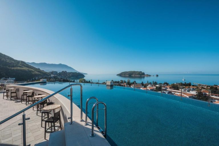 Piscina infinita con vistas al mar Adriático y a la isla en el Iberostar Waves Slavija