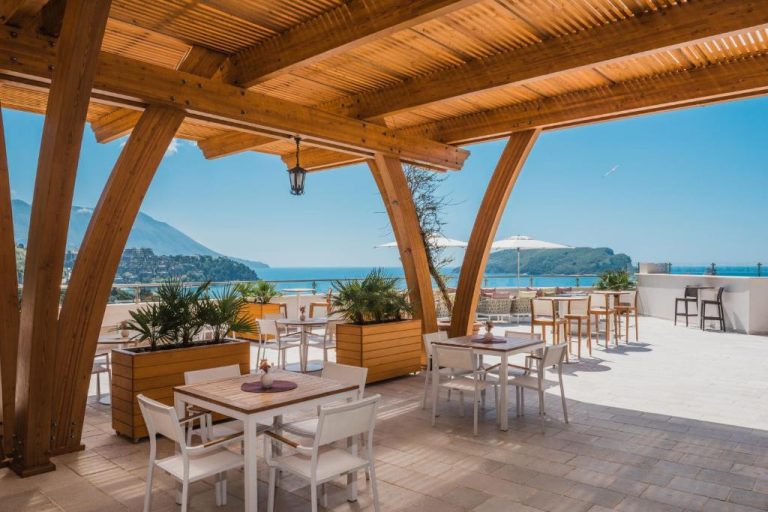 Terraza exterior con pérgola de madera y vistas al mar del Iberostar Waves Slavija en Montenegro