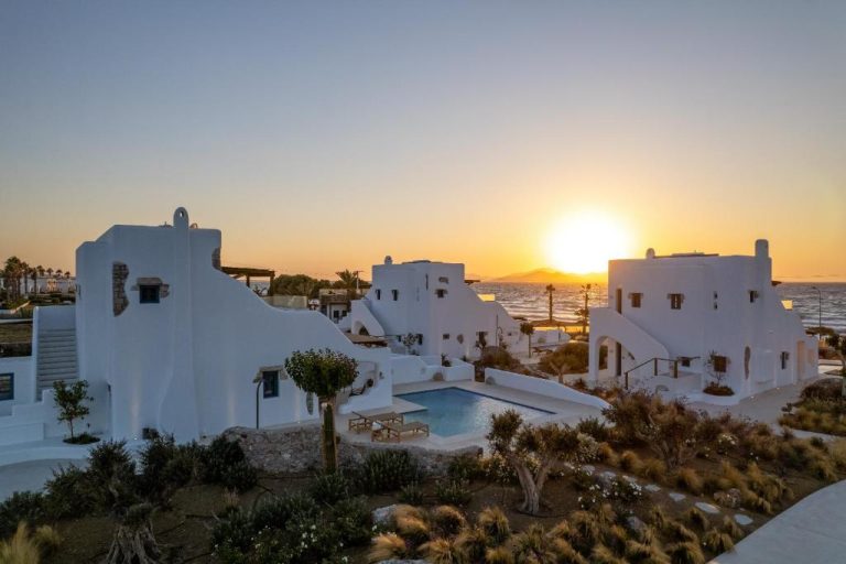 Piscina exterior con vistas al mar al atardecer en Blue Pearls Adults Only Luxury Suites