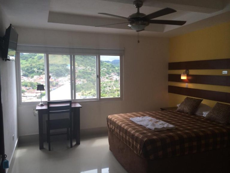 Habitación doble con cama matrimonial y vista panorámica a la montaña en Hotel Tijerinos