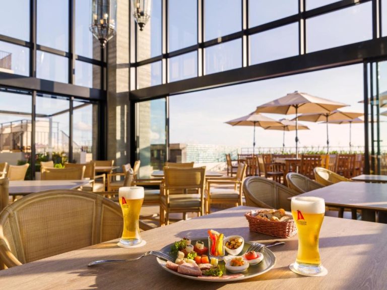 Terraza bar con cervezas y aperitivos del MB Gallery Chatan by The Terrace Hotels con vistas panorámicas