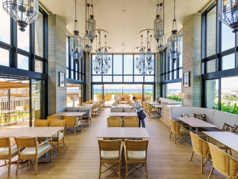 Restaurante con terraza y vistas al mar del MB Gallery Chatan by The Terrace Hotels en Okinawa