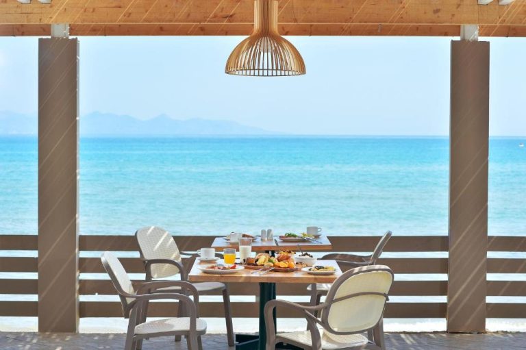 Terraza del restaurante con vistas al mar turquesa en Alykanas Beach Grand Hotel by Zante Plaza