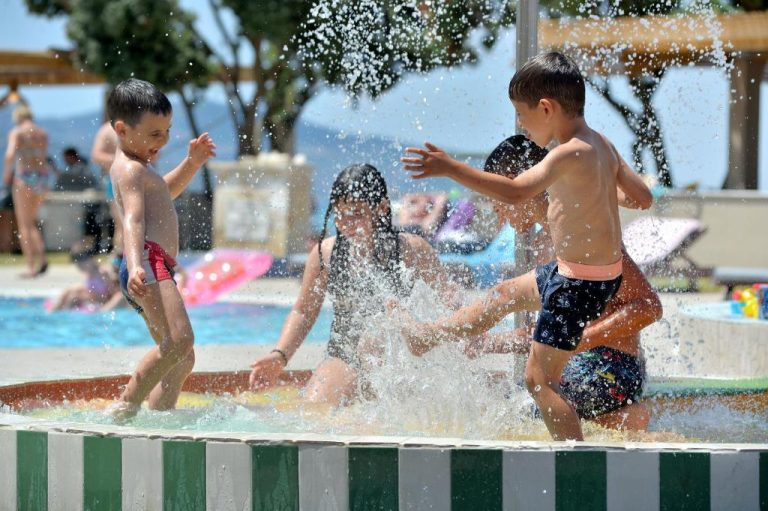 Niños jugando y salpicando agua en la zona infantil acuática del Alykanas Beach Grand Hotel by Zante Plaza