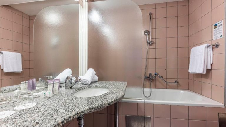 Baño con bañera y encimera de granito en el Hotel Jezero del Parque Nacional de los Lagos de Plitvice