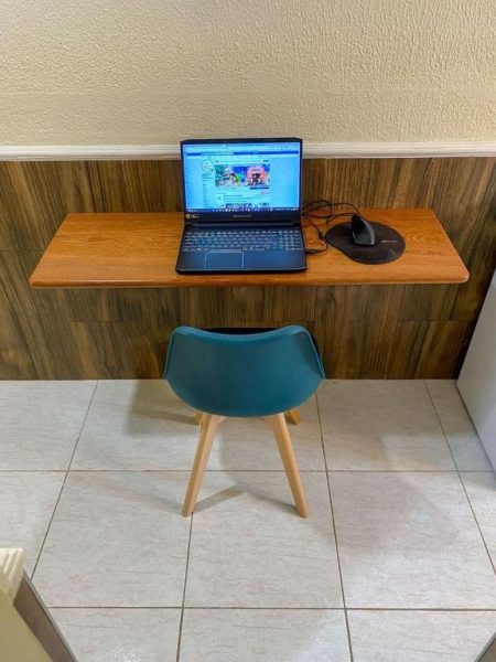 Escritorio de trabajo con laptop y ratón en Refúgio Pousada Fortaleza, ideal para viajeros de negocios