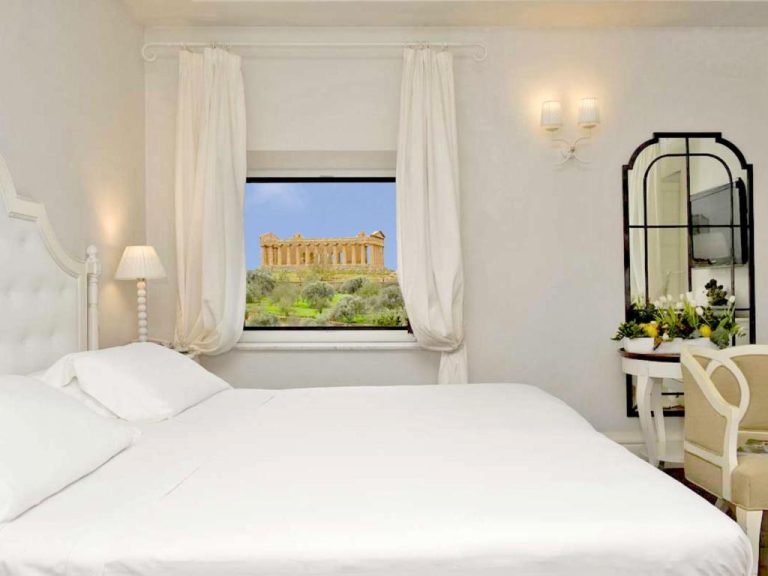 Habitación doble blanca con vistas al Templo de la Concordia en Villa Athena Resort, Agrigento