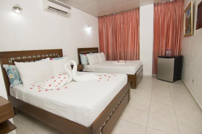 Habitación doble con decoración romántica de cisnes y pétalos de rosa en Hotel Gold Premium