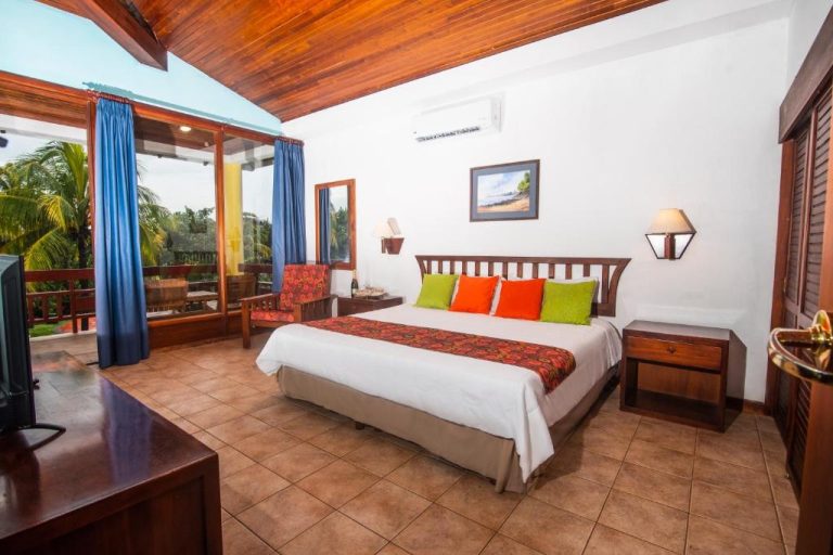 Habitación doble con cama king y terraza tropical en Nandel Beach Resort