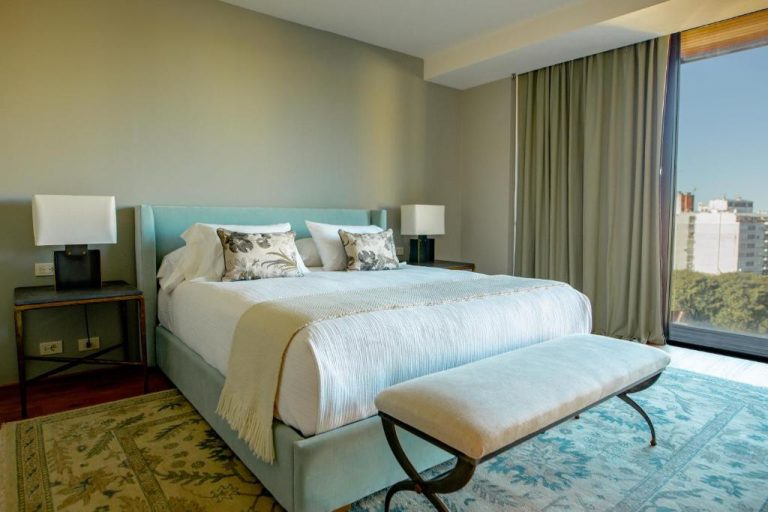 Habitación superior con cama king size y vistas a la ciudad en Hotel Montevideo Leading Hotels of the World