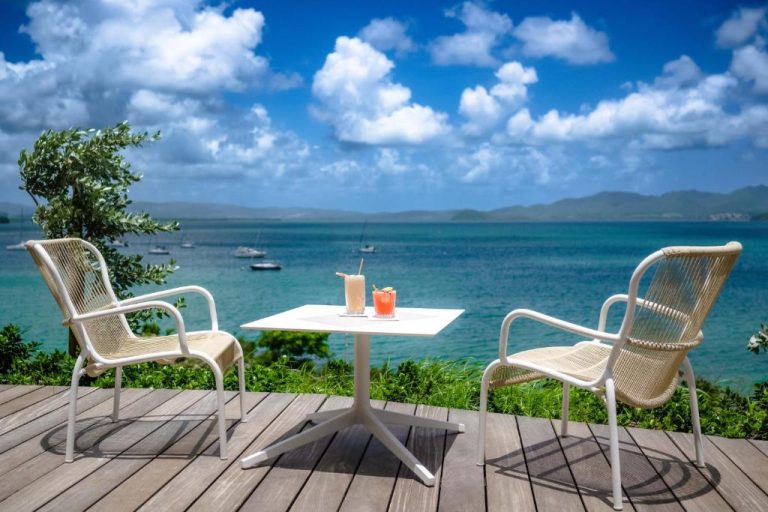 Terraza con mesa y cócteles con vistas al mar turquesa en B&B Hotel Fort-de-France Martinica