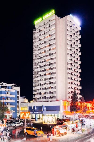 Vista nocturna de la fachada exterior del Kuban Resort & Aquapark All Inclusive en Bulgaria