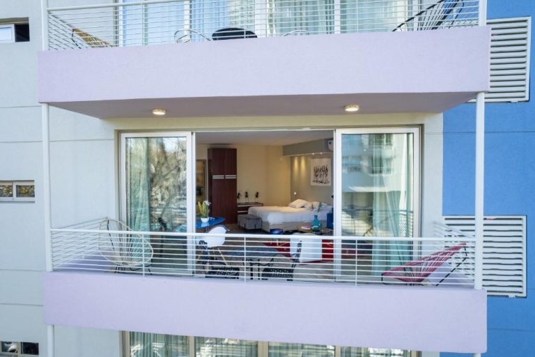 Balcón con terraza y vistas a la habitación doble del Shoshana Hotel Boutique