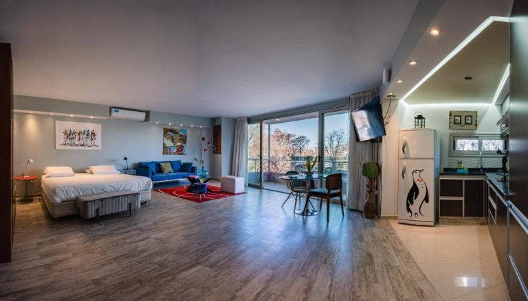 Suite estudio con cocina equipada, cama doble y terraza en Shoshana Hotel Boutique