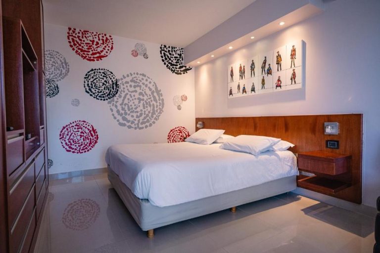 Habitación doble con decoración artística en paredes del Shoshana Hotel Boutique