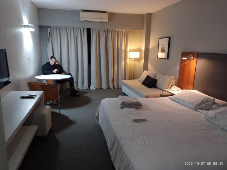 Habitación doble con cama, sofá, escritorio y aire acondicionado en Buenos Aires Apartamento