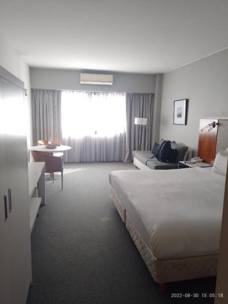 Habitación doble amplia con cama matrimonial y zona de estar en Buenos Aires Apartamento